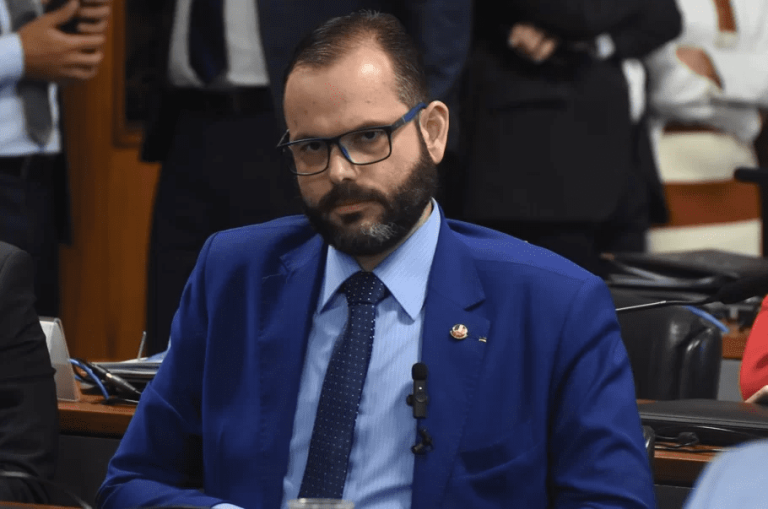 Senador quer ampliar imunidade parlamentar para frear PF no Congresso