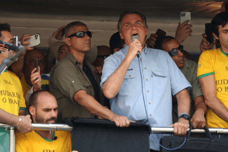Bolsonaro espera ter a presença de três governadores e quase 90 deputados em ato