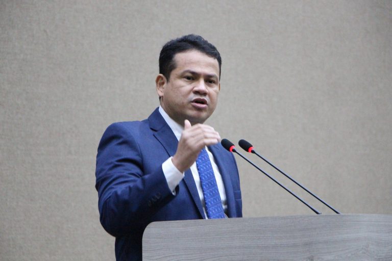Vereador Alfaia critica apoio de Plínio Valério a Amom: “Lamentável apoiar um candidato de esquerda”