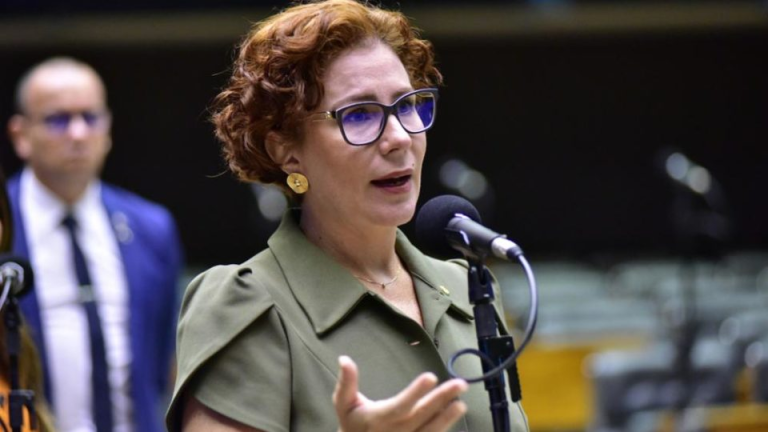 Deputada Zambelli adia pedido de impeachment de Lula; lista já tem 133 assinaturas