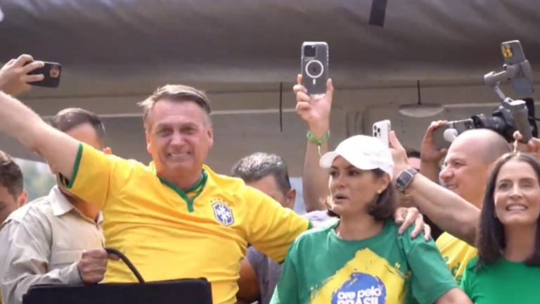 ‘Não desistam do nosso país’, diz Michelle Bolsonaro em oração na Paulista