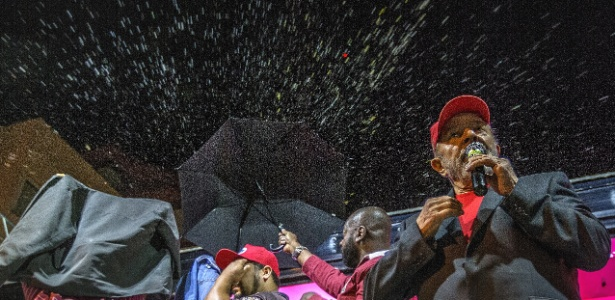 Apoiadores do presidente Lula mobilizam militância com hashtag #ChuvadeLula durante ato de Bolsonaro