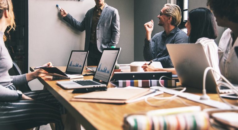 Juros altos impactam capacidade das empresas para quitar dívidas, diz estudo Juros altos impactam capacidade das empresas para quitar dívidas, diz estudo