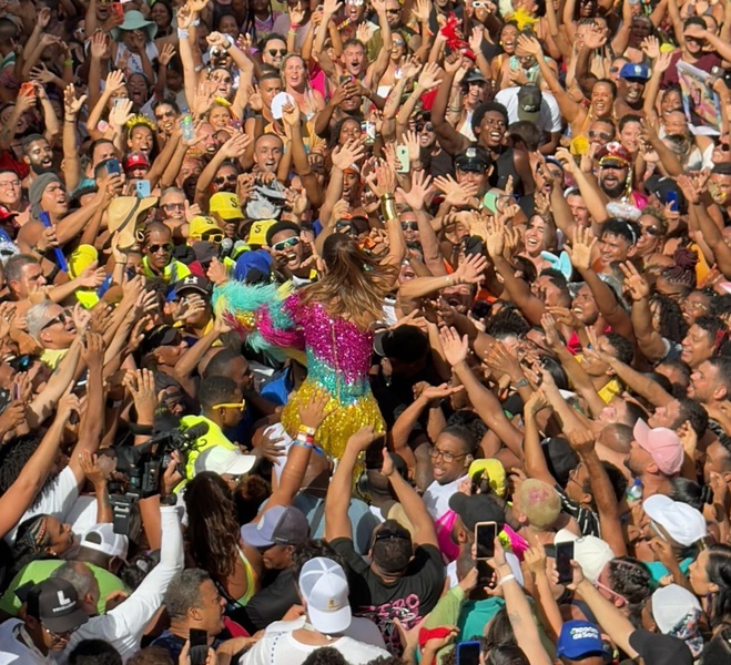 Ivete Sangalo encerra Carnaval no meio do povo: “eu precisava desse abraço”