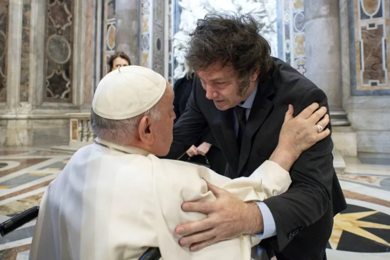 Milei abraça Papa Francisco em canonização após chamar pontífice de “imbecil”