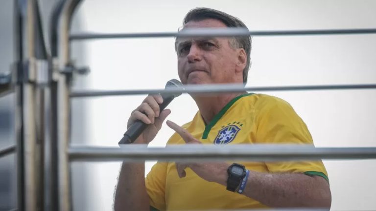 Vídeo: “Eu não passo a faixa pra ladrão”: diz Bolsonaro sobre a ausência em posse de Lula