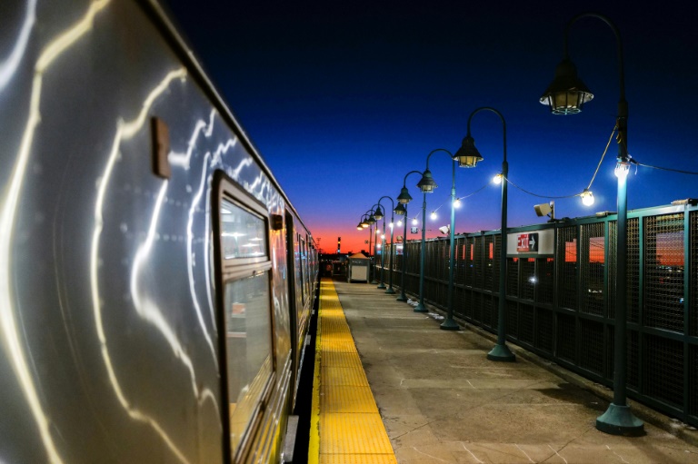 Perna humana é encontrada no metrô de Nova York, diz polícia