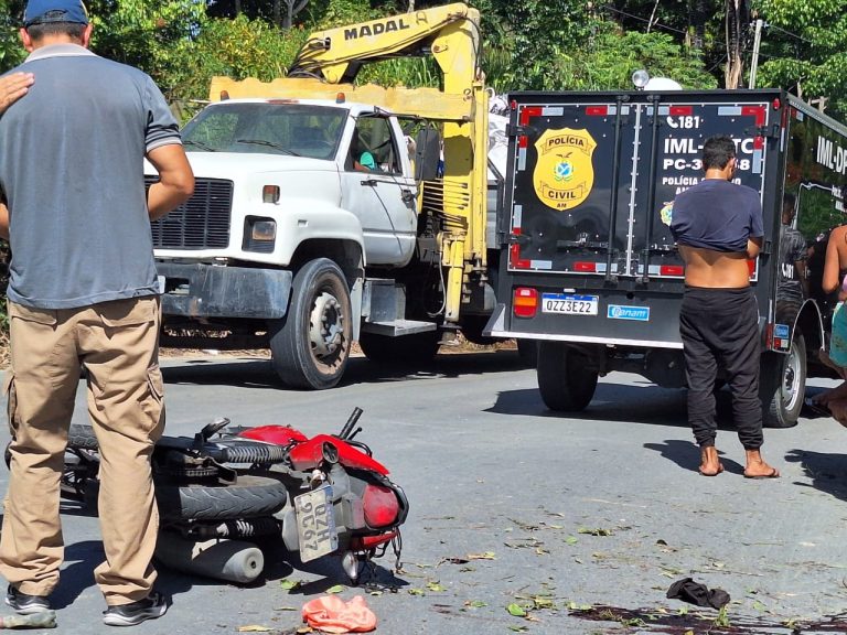 VÍDEOS: Mototaxista morre em grave acidente e passageira fica ferida, em Manaus