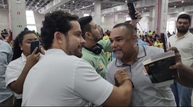Alberto Neto recebe carinho da população em evento da direita e afirma: “A tendência é só crescer”