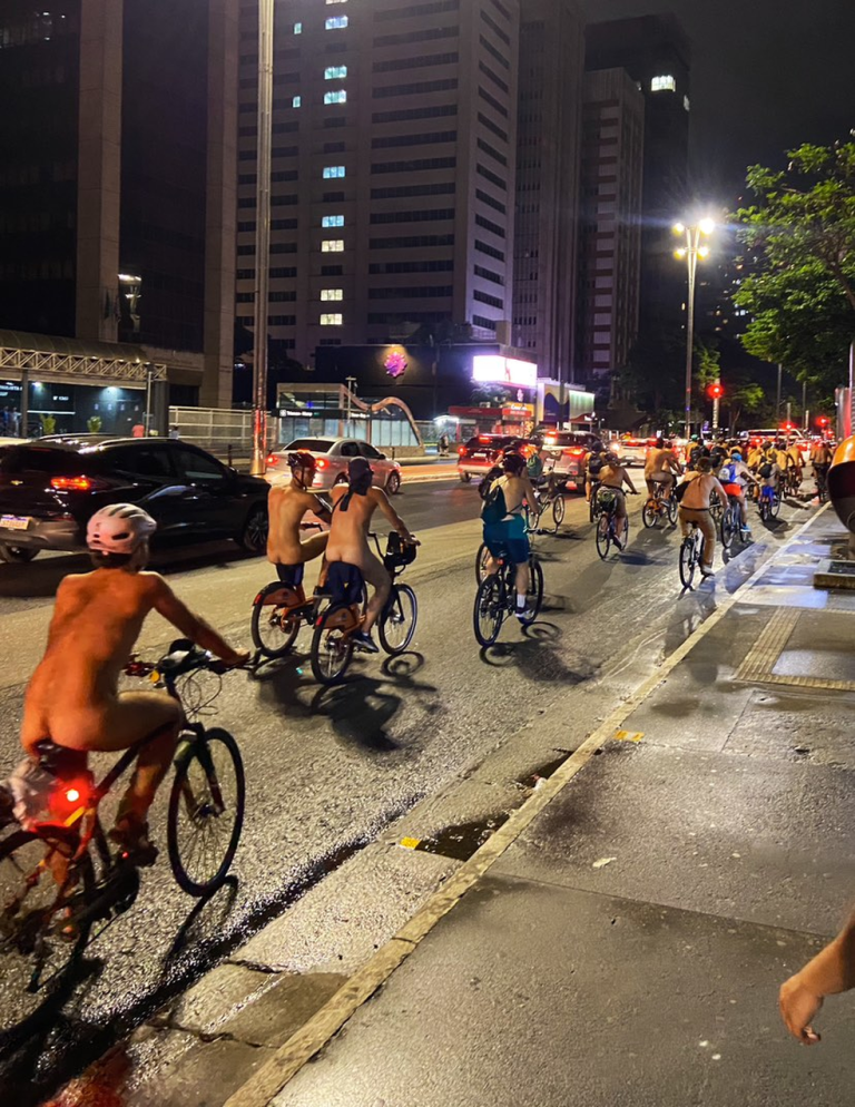 Ciclistas nus fazem manifestação na Avenida Paulista