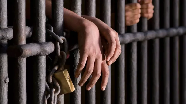 Detentos serram grade e fogem de presídio em Parintins, no AM