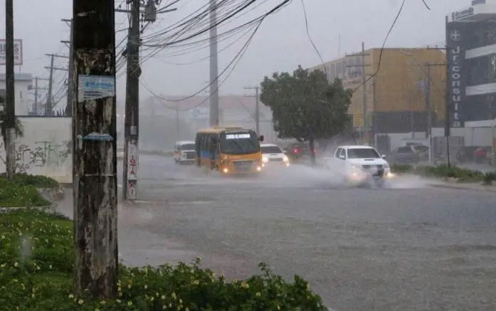 Prefeitura de Manaus atua em pronta-resposta a seis ocorrências após chuvas