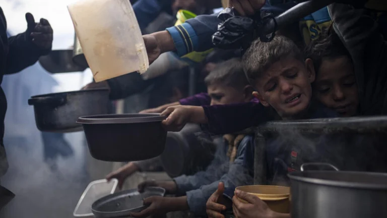 Crise humanitária em Gaza: Hospitais registram causa de mortes em crianças como "morte por fome"