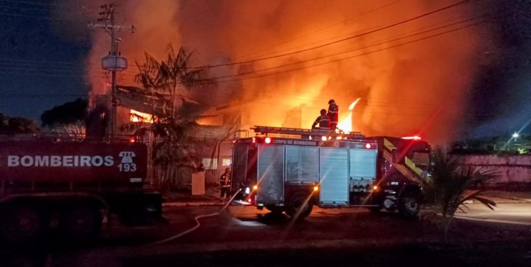 VÍDEOS: Incêndio de grandes proporções atinge galpão de empresa, em Manaus