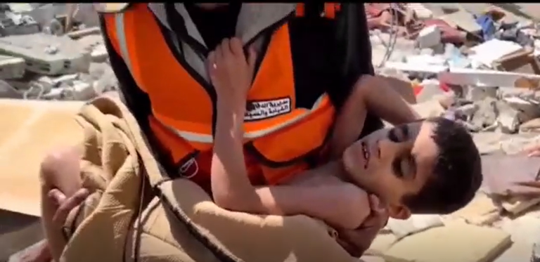 Criança é resgatada com vida após 9 dias debaixo de escombros em Gaza