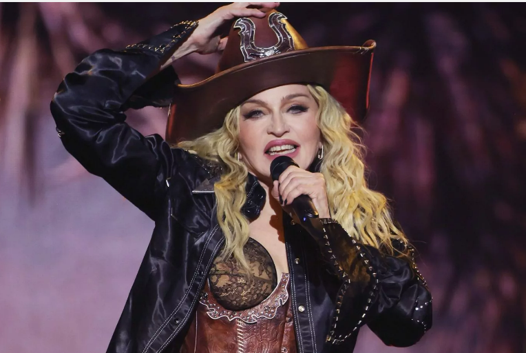 Fã cadeirante de Madonna se manifesta após cantora cometer gafe; veja a cena Fã cadeirante de Madonna se manifesta após cantora cometer gafe; veja a cena