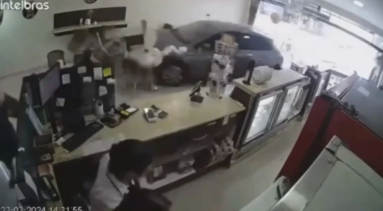 VÍDEO: Carro desgovernado invade doceria e quase atropela criança em SP VÍDEO: Carro desgovernado invade doceria e quase atropela criança em SP