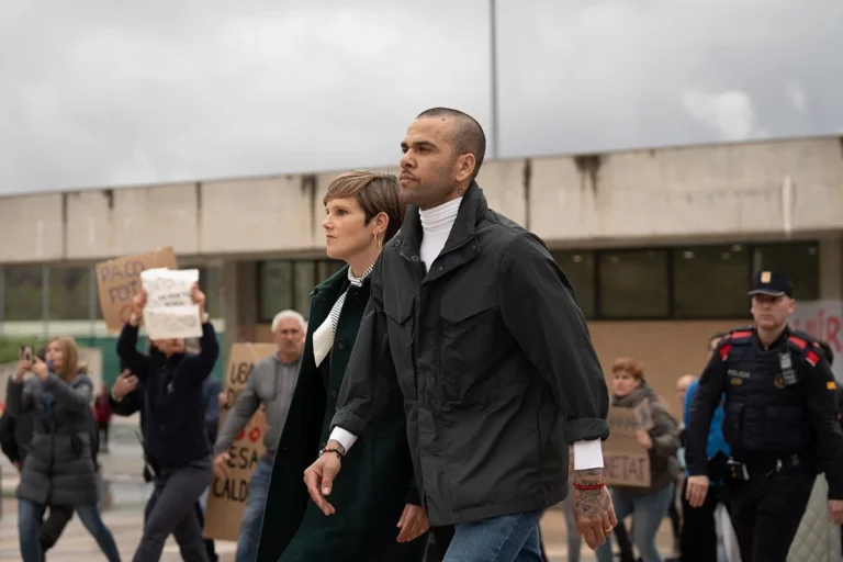 TV espanhola diz que Daniel Alves deu festa em mansão após soltura: “Até às 5h”