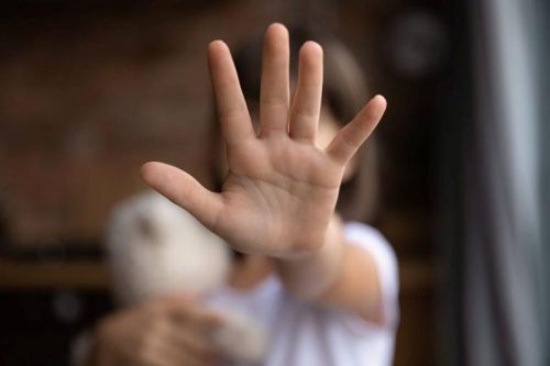 Pai denuncia em entrevista que filha de 8 anos era abusada por padrasto e maltratada pela mãe que é influencer digital