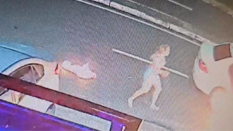 VÍDEOS: Mulher ateia fogo em namorado após receber foto dele com a ex, em Manaus
