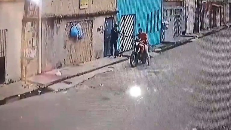 VÍDEO: Assaltante rende jovem que voltava da escola e rouba celular, em Manaus