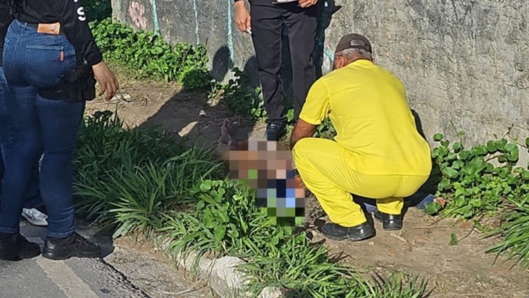 Homem é encontrado morto seminu e jogado em calçada de Manaus