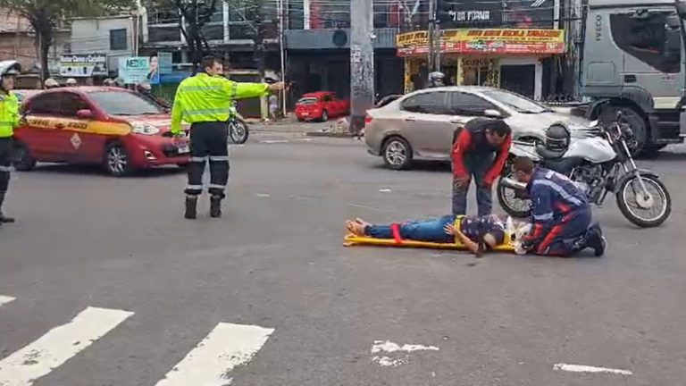 VÍDEO: Mulher fica inconsciente após colisão entre duas motos em cruzamento de Manaus