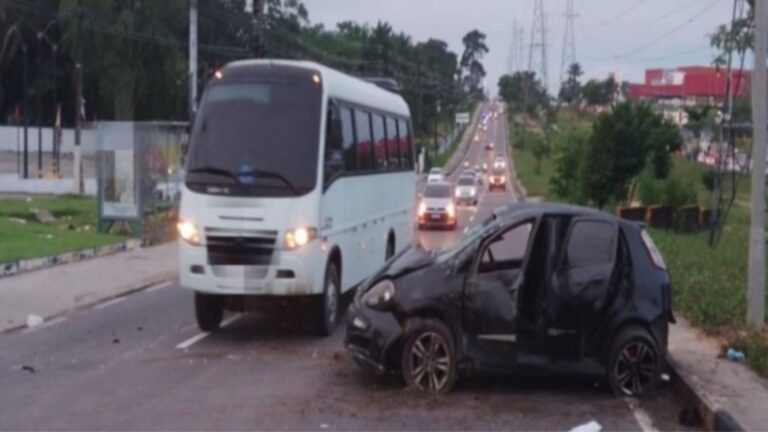 Motorista perde controle de carro e bate em canteiro central, em Manaus