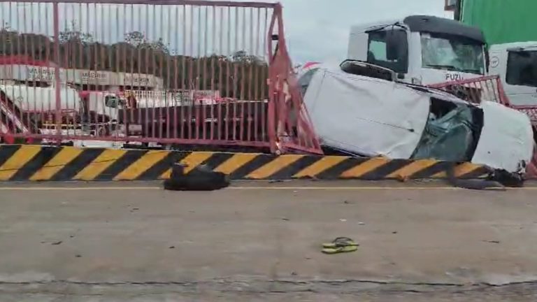 VÍDEO: Motorista por APP perde o controle de carro e bate em grade de empresa privada, em Manaus. VÍDEO: Motorista por APP perde o controle de carro e bate em grade de empresa privada, em Manaus.