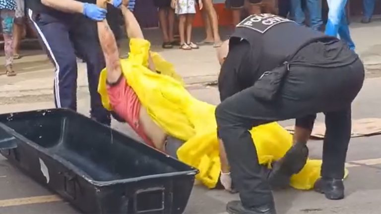 VÍDEO: Motociclista chuta retrovisor de carro, cai na contramão e morre com a cabeça esmagada, em Manaus