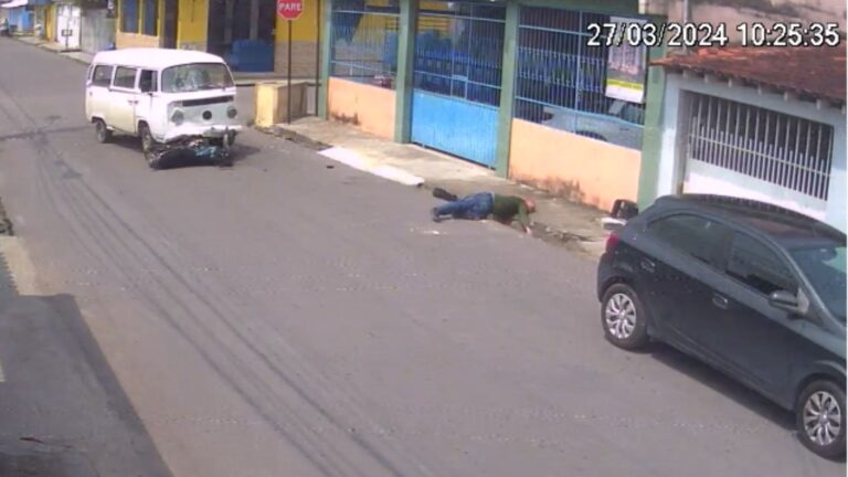 VÍDEO: Morre motociclista arremessado ao bater em kombi, em Manaus