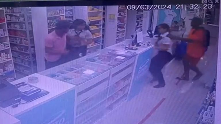 VÍDEO: Criminosos esfaqueiam funcionário durante assalto a drogaria, em Manaus