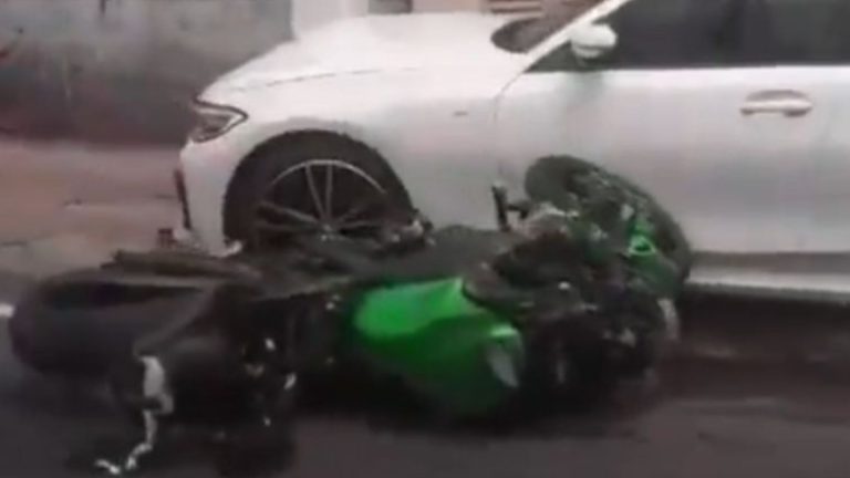 VÍDEO: Acidente envolvendo carro e moto deixa uma pessoa ferida, em Manaus