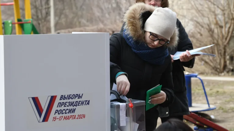Manifestantes derramam tinta e ateiam fogo em urnas, na Rússia