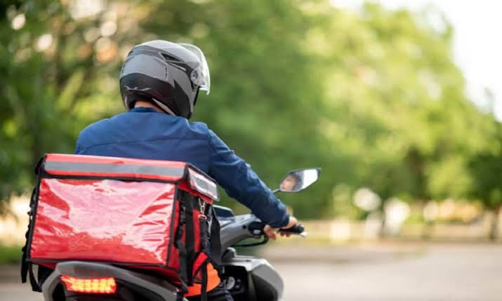 Lei do delivery: Após entregador se negar a subir em apartamento, blogueira reclama e motoqueiro é banido em Manaus