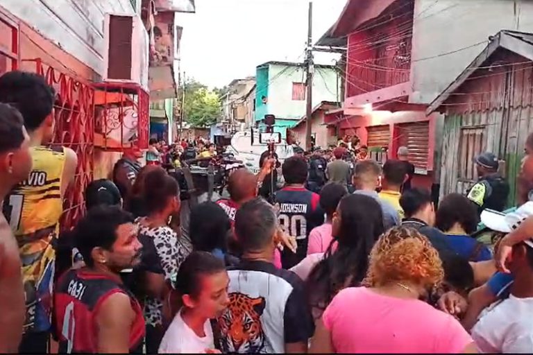 Homem é executado com vários tiros na zona Sul de Manaus Homem é executado com vários tiros na zona Sul de Manaus
