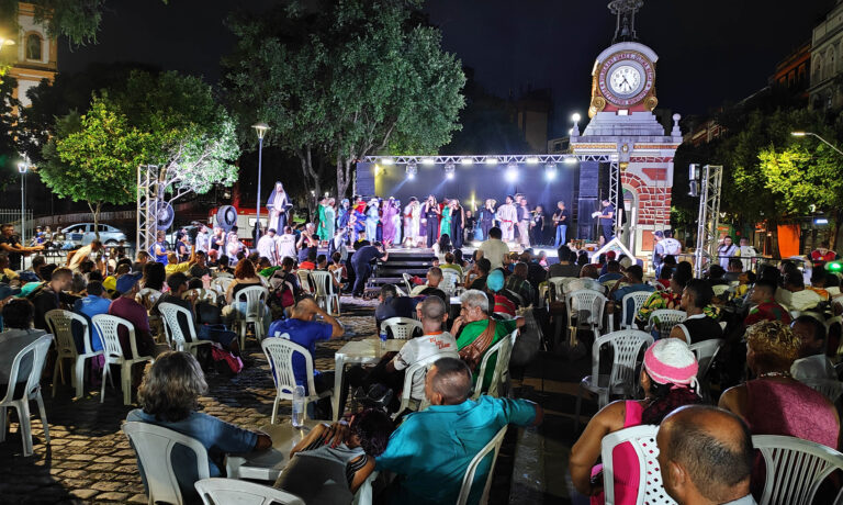 Moradores em situação de rua participam de celebração e jantar de páscoa no Centro de Manaus