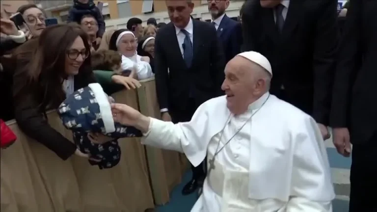 Papa aparenta melhora na saúde em visita a paróquia de Roma