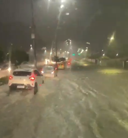 Chuva na noite desta quarta-feira (27) causa alagamentos em Manaus