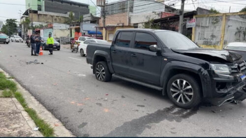 Carro em alta velocidade bate contra veículos e deixa uma mulher ferida, em Manaus
