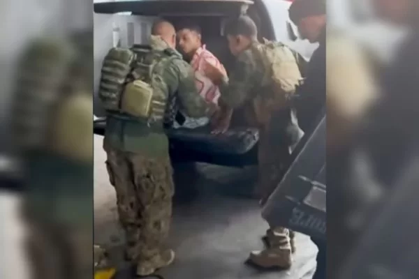 Sequestrador que fez reféns em ônibus no RJ brigou com facção e queria fugir para MG