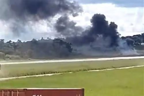 VÍDEOS: Avião de pequeno porte cai no Aeroporto da Pampulha, em BH