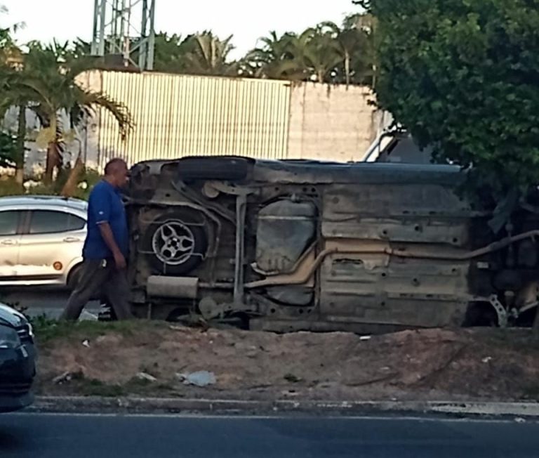 Carro capota após motorista perder controle, em Manaus