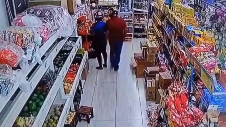 VÍDEO: Homem passa a mão nas nádegas de mulher em supermercado e acaba preso em MG