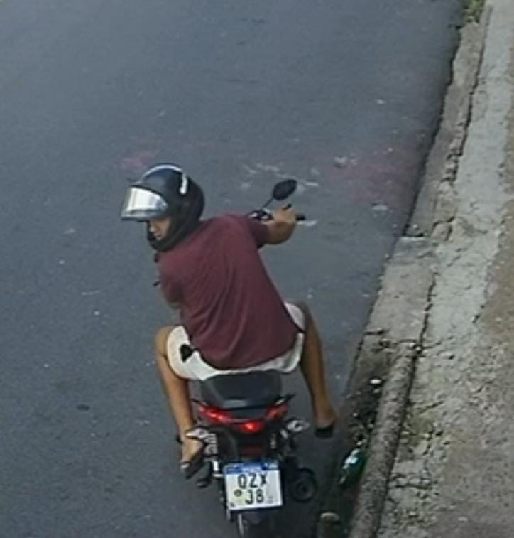Homem em motocicleta assalta mulher no Armando Mendes