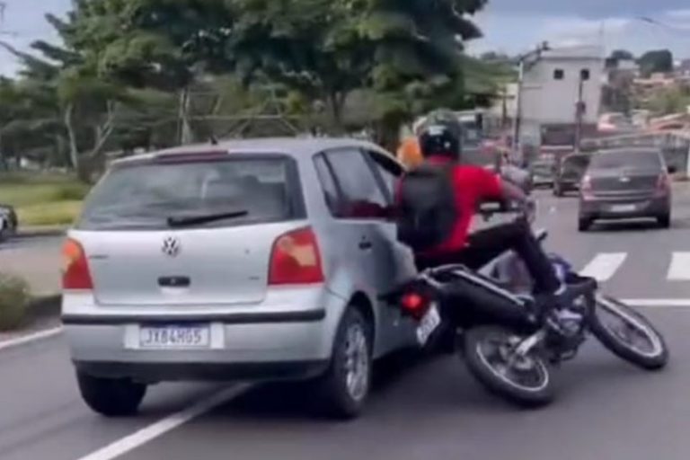Sem distância segura, veículos se envolvem em acidente na zona Norte de Manaus