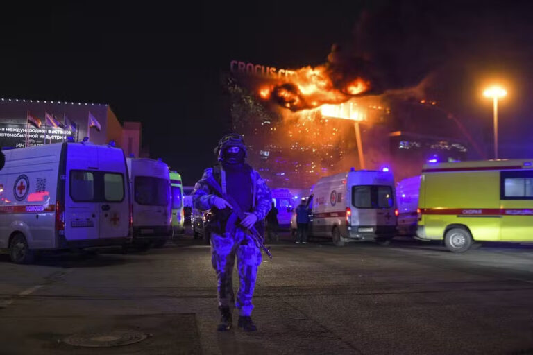 Rússia anuncia prisão de suspeitos de ataque terrorista e diz que eles têm "contatos na Ucrânia"