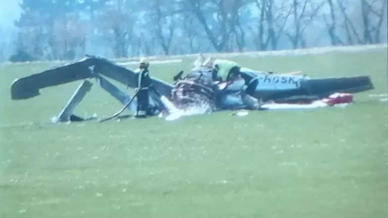 Avião particular cai em área de pouso de museu e piloto morre na Inglaterra