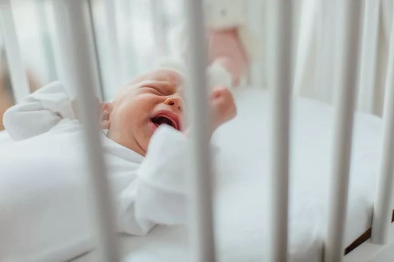 Casal coloca filha para adoção alegando não combinar com a família
