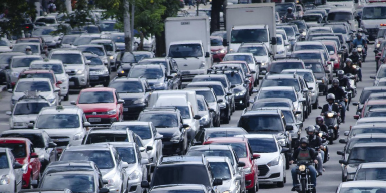 Cidade de SP bate recorde histórico de trânsito nesta sexta (22/3)